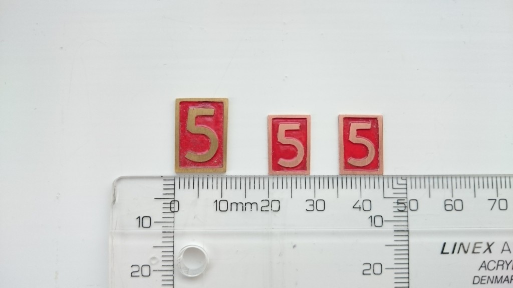 Her ses det færdige resultat. Det store skilt (11x16 mm) er af messing. De små skilte (9x13 mm) er af kobber.