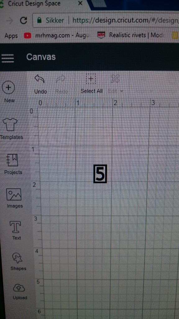 Først har jeg tegnet motivet i et vektor tegneprogram (InkScape) og derefter importeret det til skæreplotterens software (Cricut Design Space) for at kunne skære det ud.